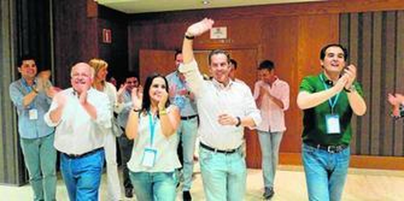 De izquierda a derecha, Jesús Aguirre, Beatriz Jurado, Rafael Merino y José Antonio Nieto celebran la victoria del PP.