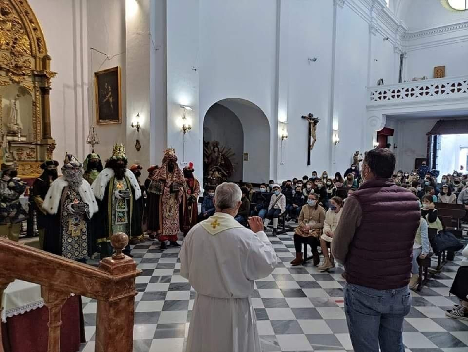 El Padre, Tomás Díaz, recibió a Sus Majestades en la iglesia de La Victoria. El Padre, Tomás Díaz, recibió a Sus Majestades en la iglesia de La Victoria.
