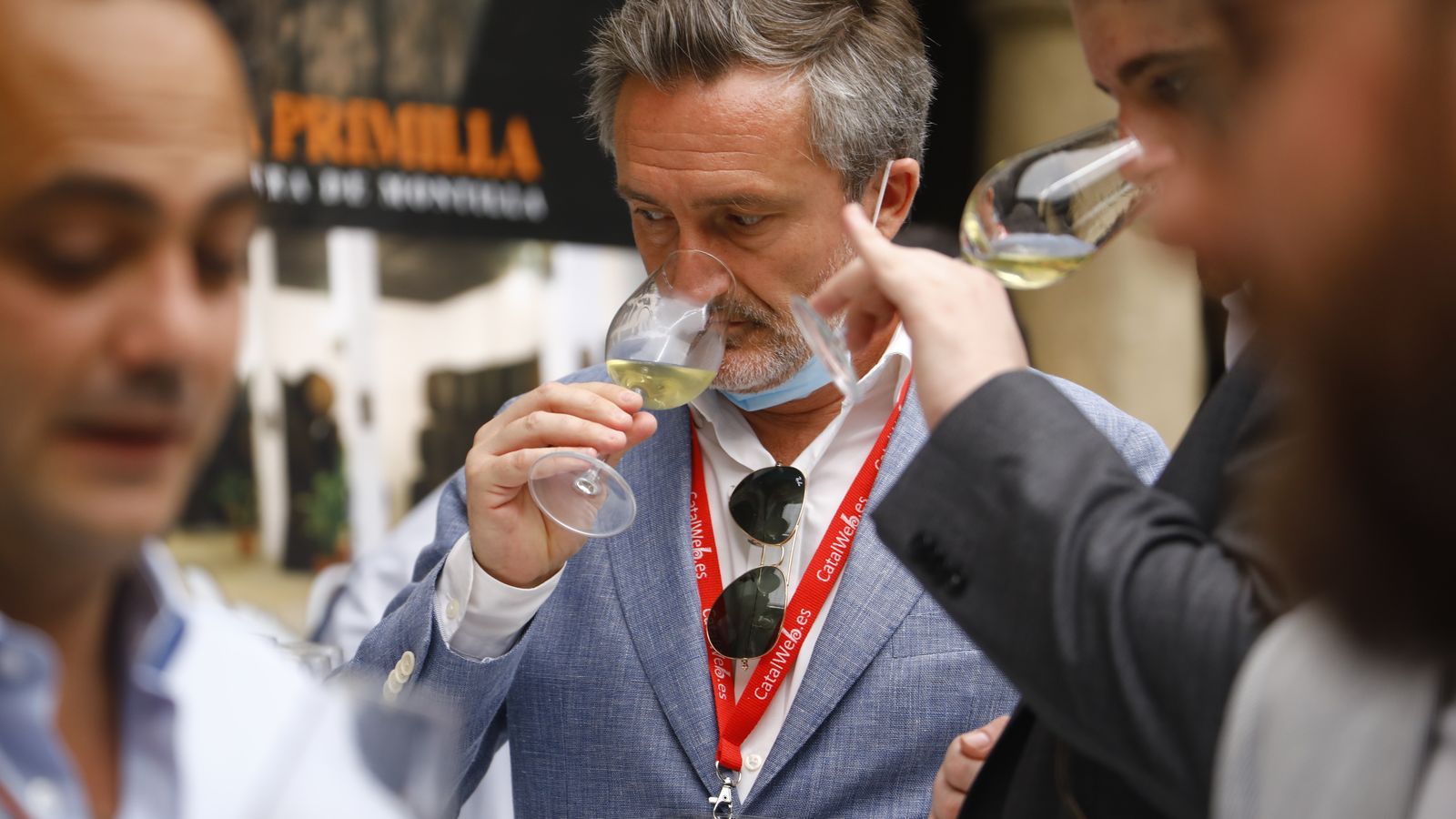 Un hombre 'prueba' olfativamente el vino en su copa.