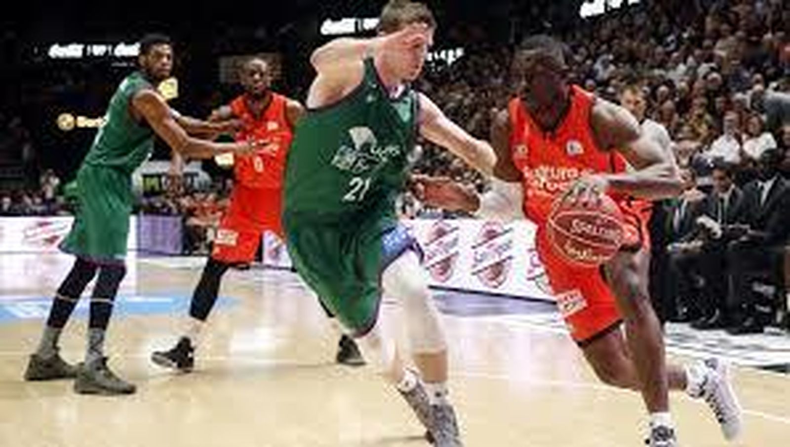 Waczynski y Sato, en un partido de la pasada campaña.