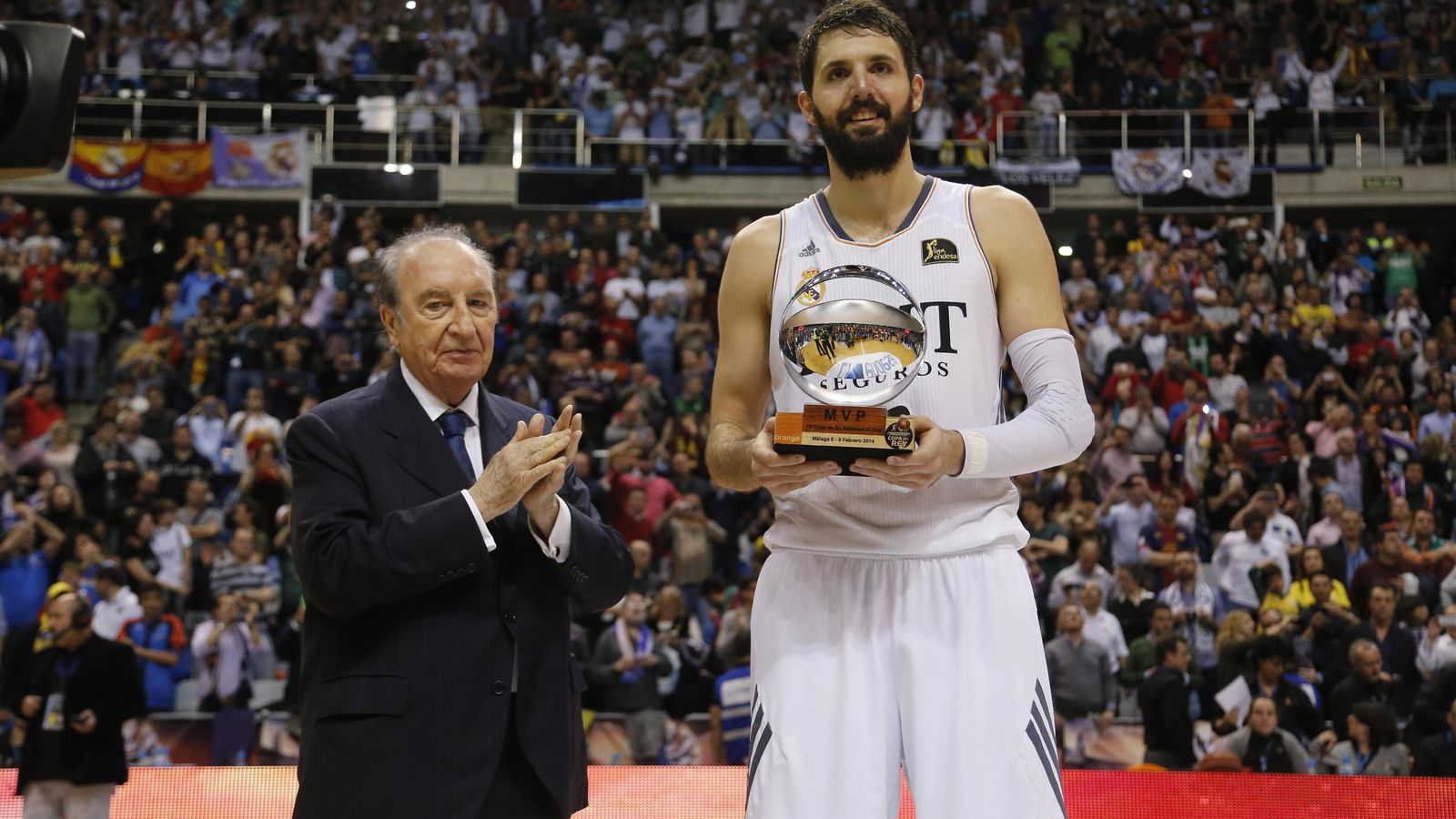 Portela entrega en 2014 el MVP a Mirotic.