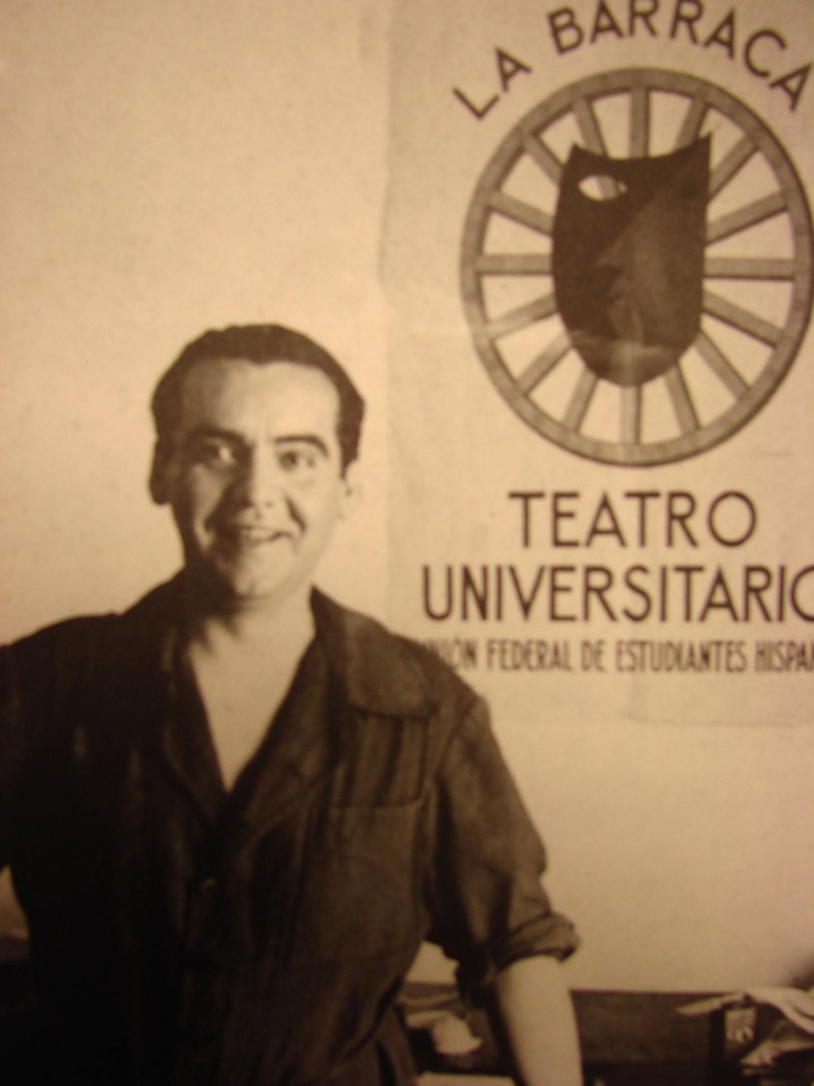 Federico García Lorca, en el célebre retrato con el uniforme de la compañía pedagógica-teatral La Barraca.