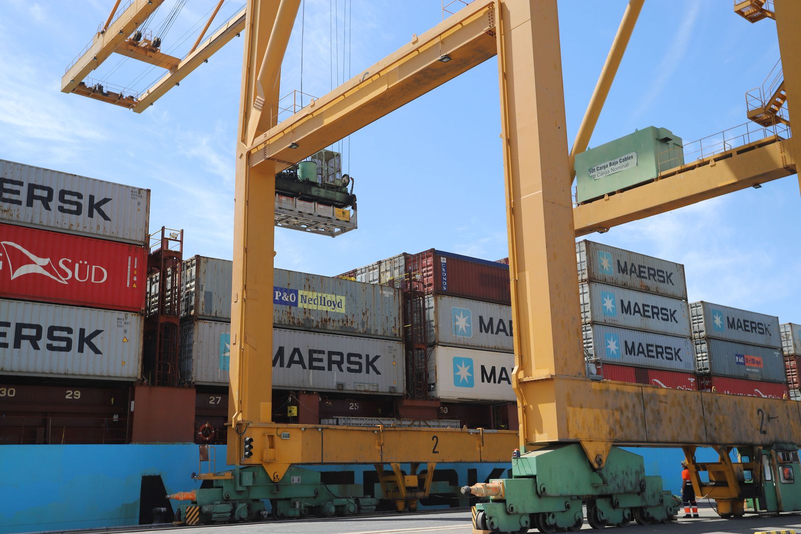 Imágenes de la llegada del buque Maersk al Puerto de Huelva, que abre las escalas con la línea entre Leixoes y Algeciras