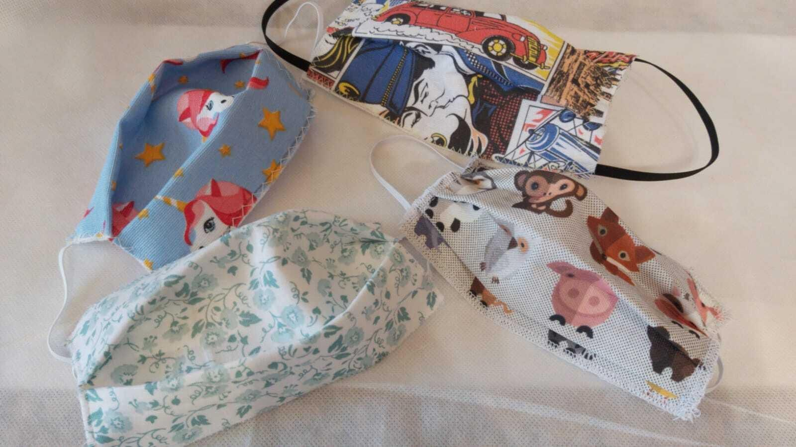 Vera reparte mascarillas para los niños.