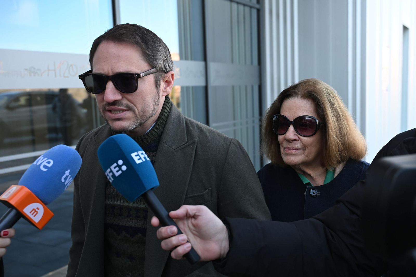 Manuel Martos, hijo de Raphael, y su madre, Natalia Figueroa, acuden al hospital este pasado miércoles