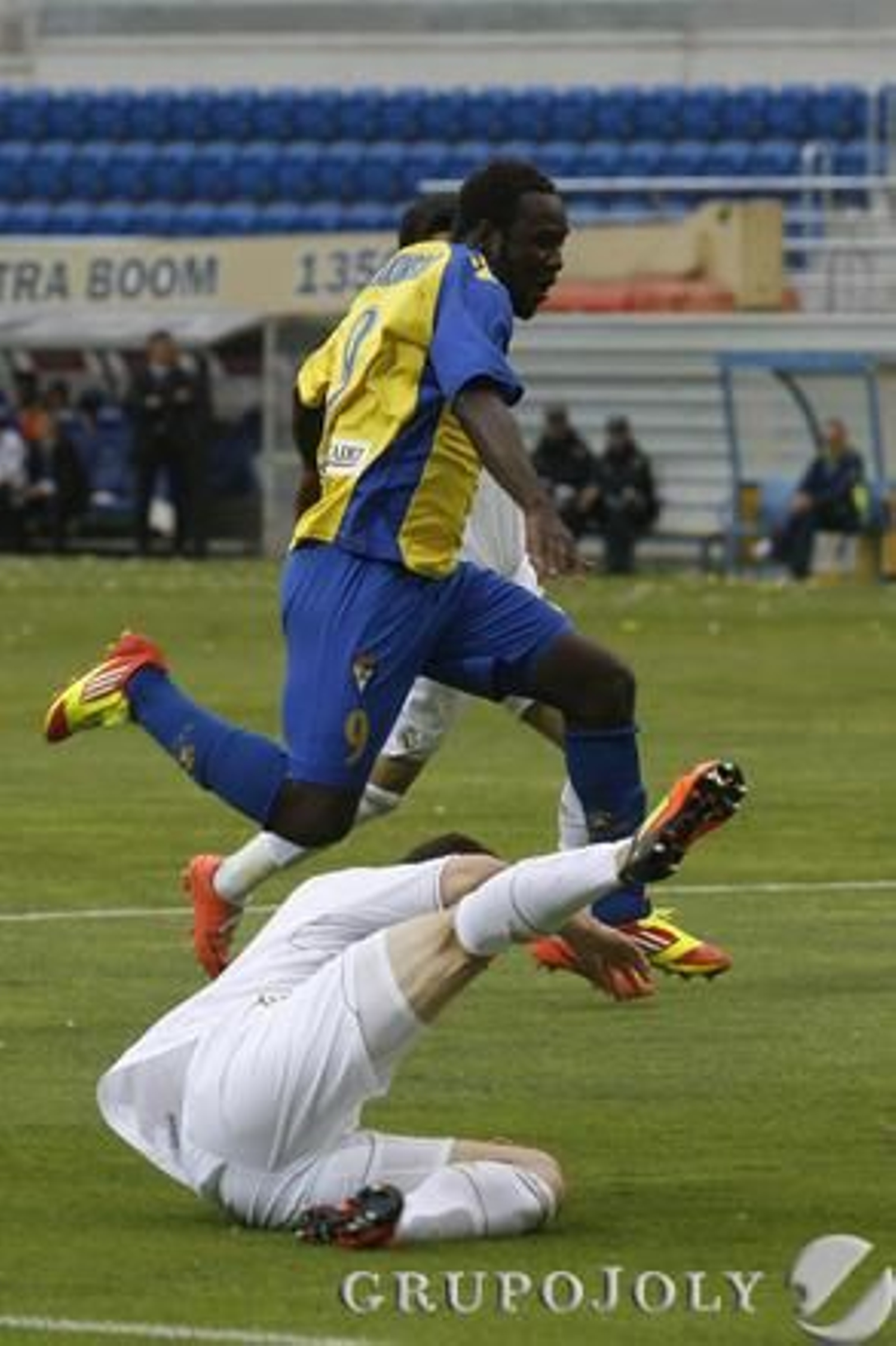Akinsola salta para eludir la entrada a ras de césped.

Foto: Lourdes de Vicente - Joaquin Pino