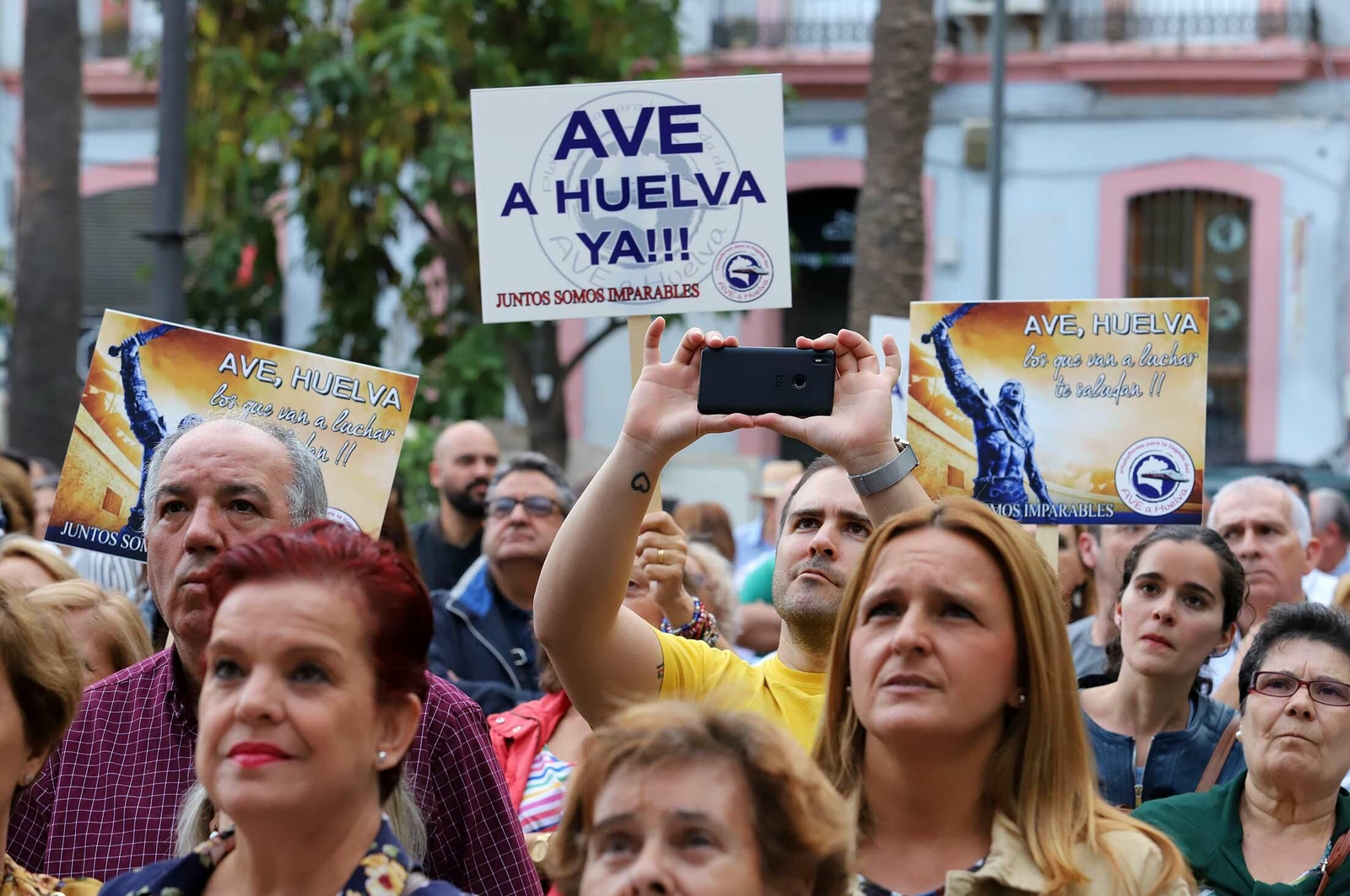 Imágenes de la concentración en defensa de la llegada del AVE a Huelva