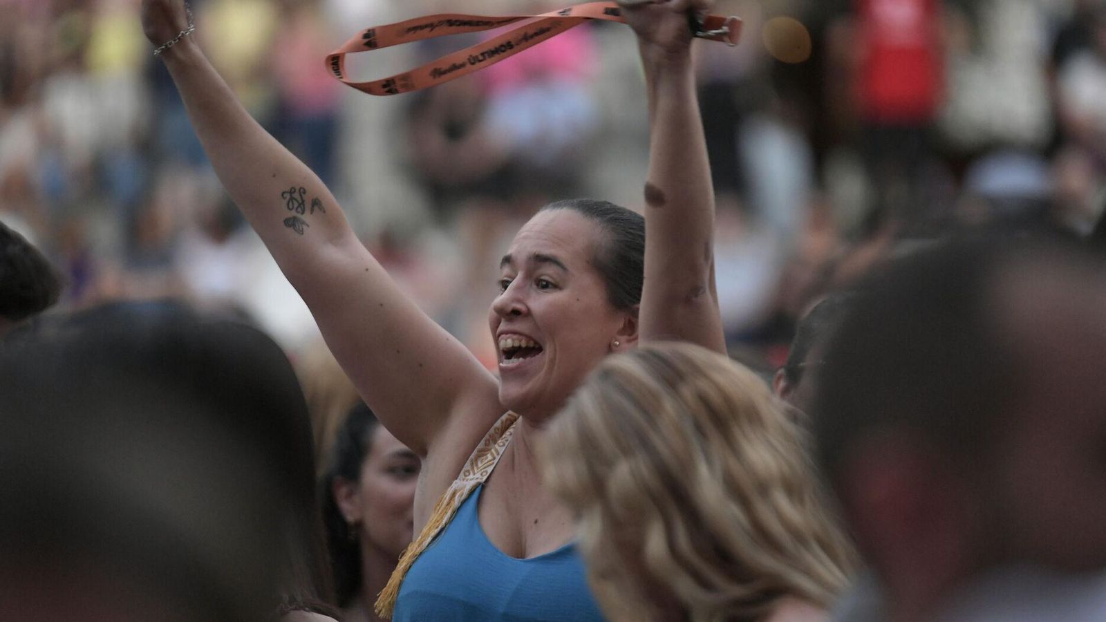 Una fan en el concierto. Una fan en el concierto.