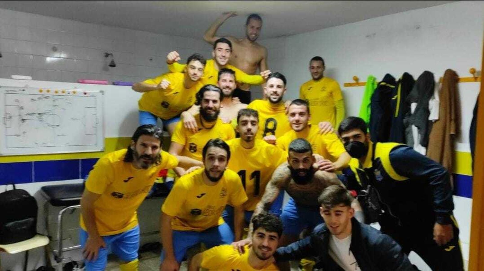 Los jugadores del CD El Torno, celebrando el triunfo.
