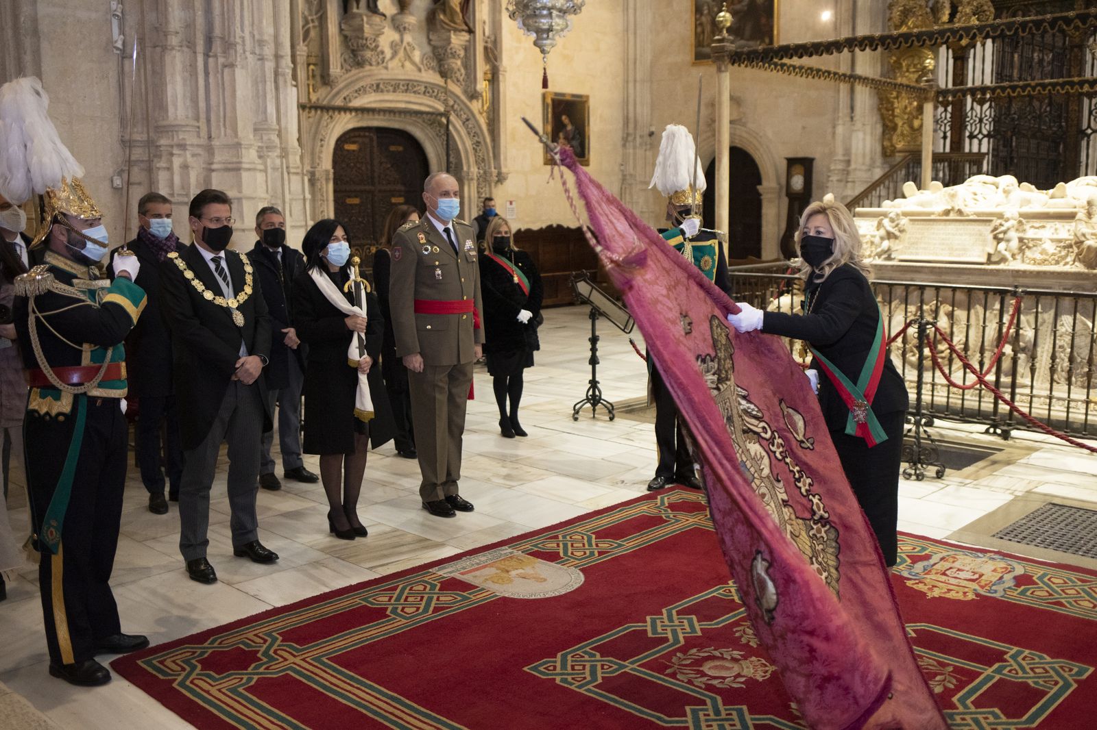 Fotos de la Toma de Granada: La tremolación más íntima del Pendón en el interior de la Capilla Real
