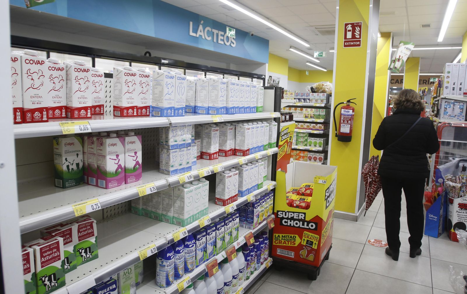 Una persona realiza sus compras en un supermercado de Córdoba.