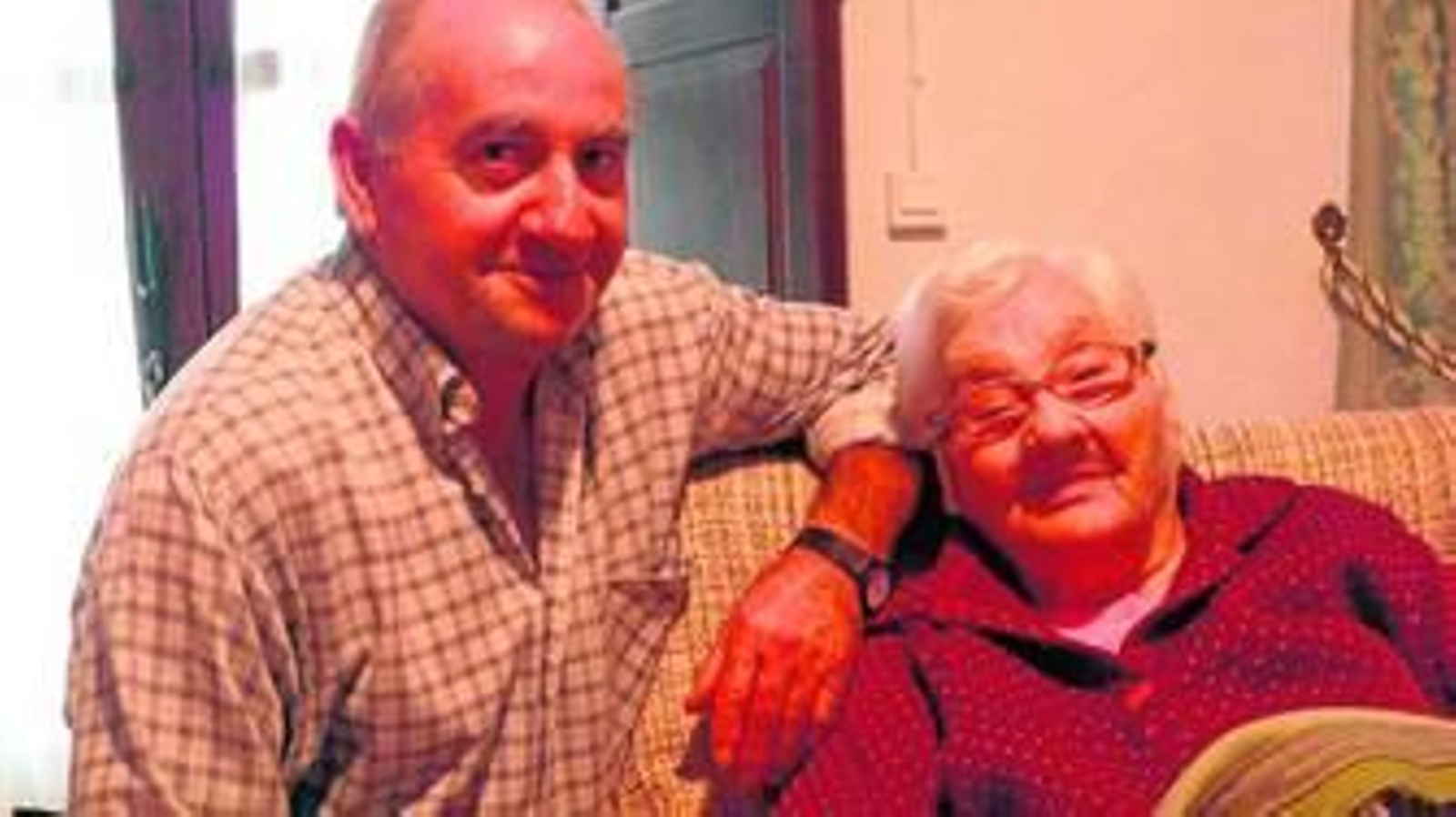 Dolores Sanchez y su hijo José, con quien vive en Cortelazor.