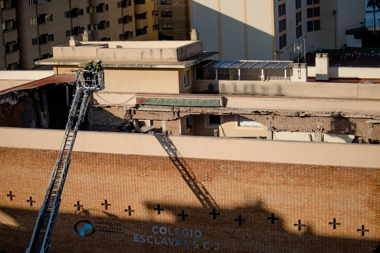 Así ha quedado el techo de la iglesia de Las Esclavas de Cádiz.