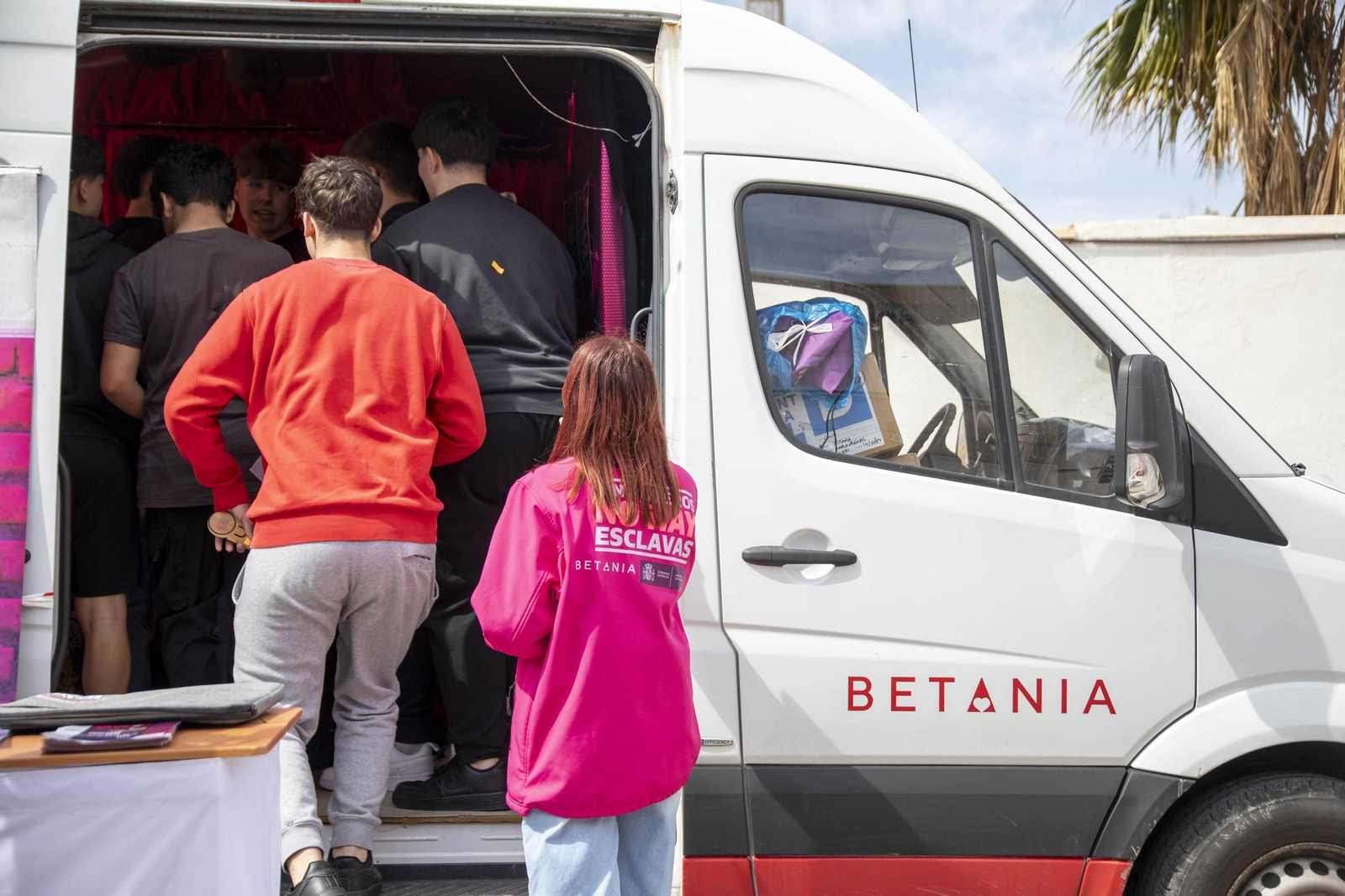 Sensibilización sobre la trata de mujeres en el IES Maestro Padilla de Almería, en imágenes