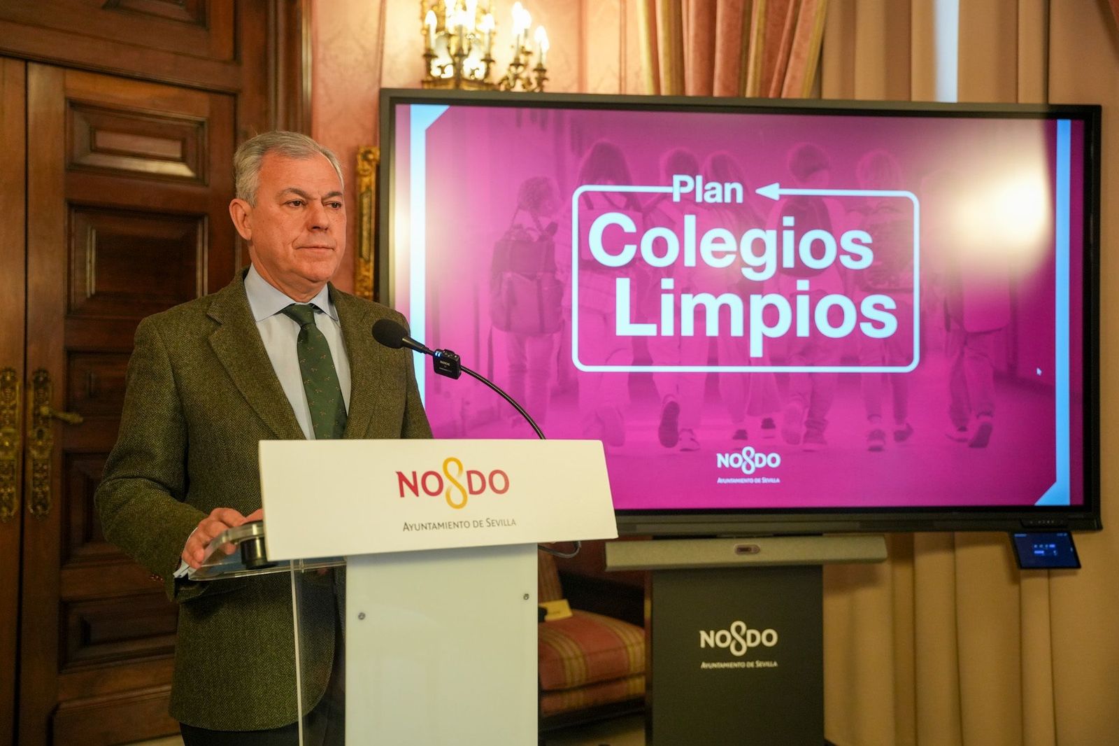 José Luis Sanz presenta la campaña de limpieza en los colegios de Sevilla.