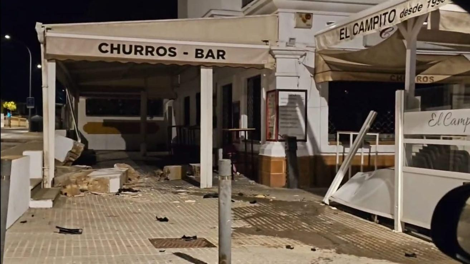 La terraza del bar El Campito, en Chiclana, tras el impacto del coche.