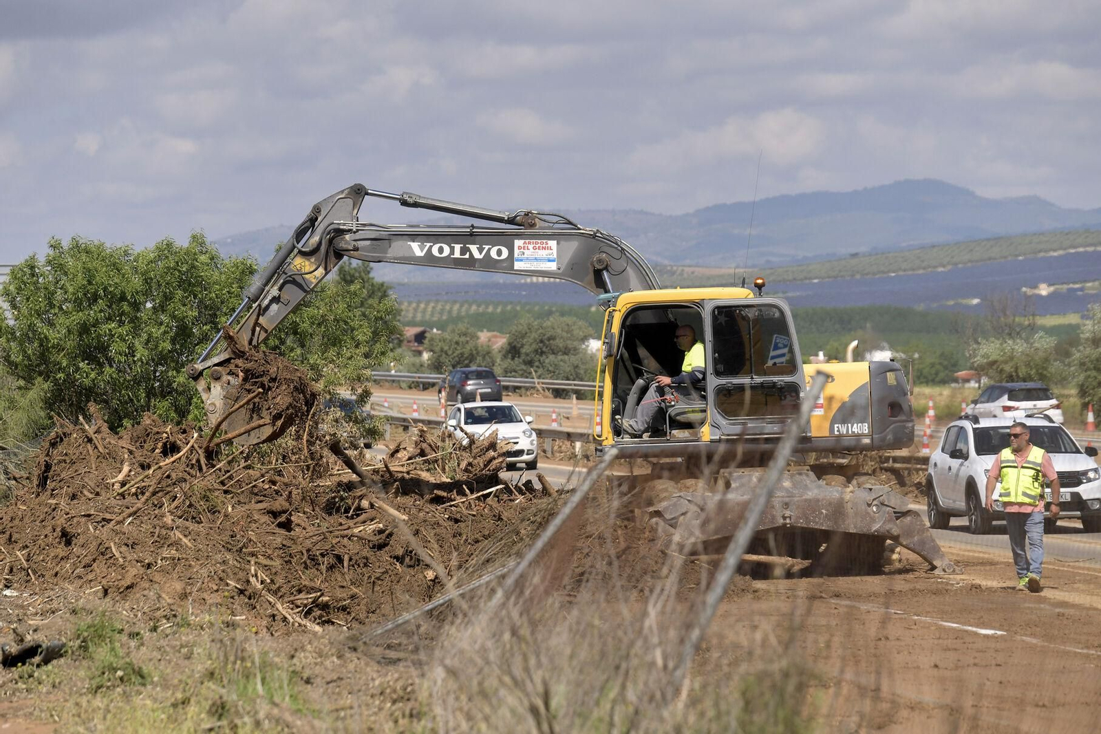 Trabajos de reparación en la A-92 de Granada tras la dana