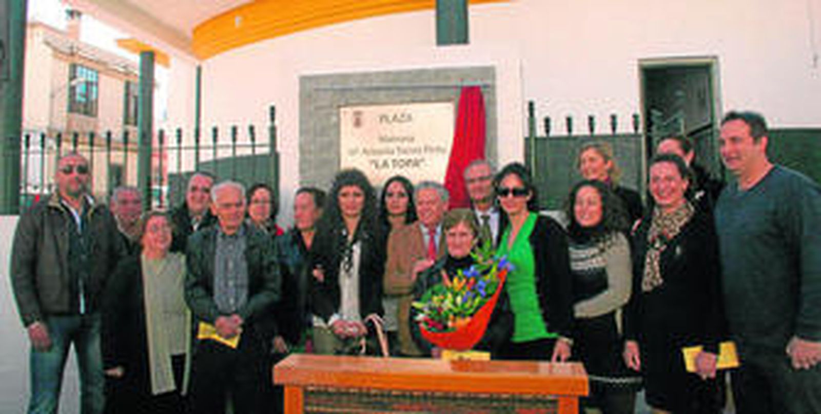 Foto de familia junto a la placa en recuerdo de la matrona chiclanera.