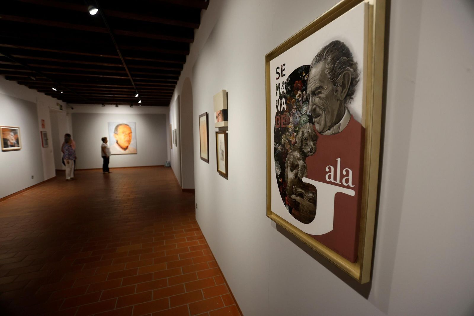 La exposición que repasa en retratos la vida de Antonio Gala, en imágenes