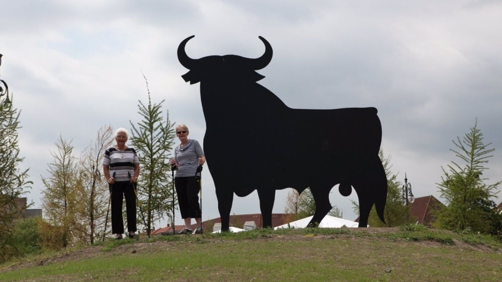 Dos mujeres danesas posan junto al toro de Osborne de Copenhague