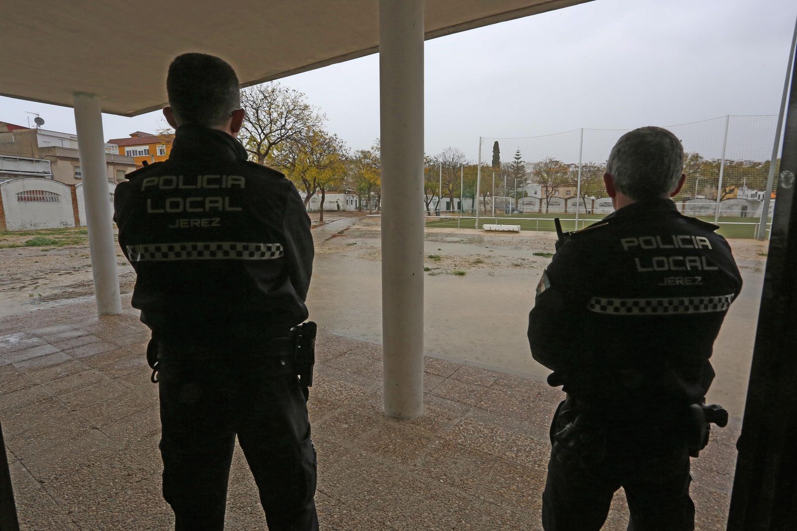 Exterior del pabellón Antonio Vega 'Veguita', custodiado por agentes de la Policía Local.