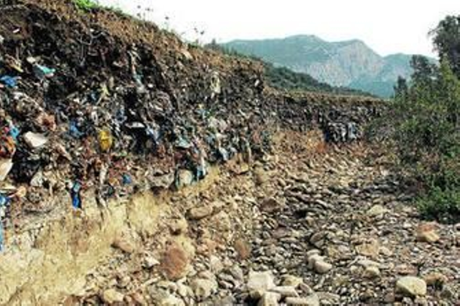 La acumulación de basuras, en el trazado del arroyo Marroquí, que ha salido a la luz.