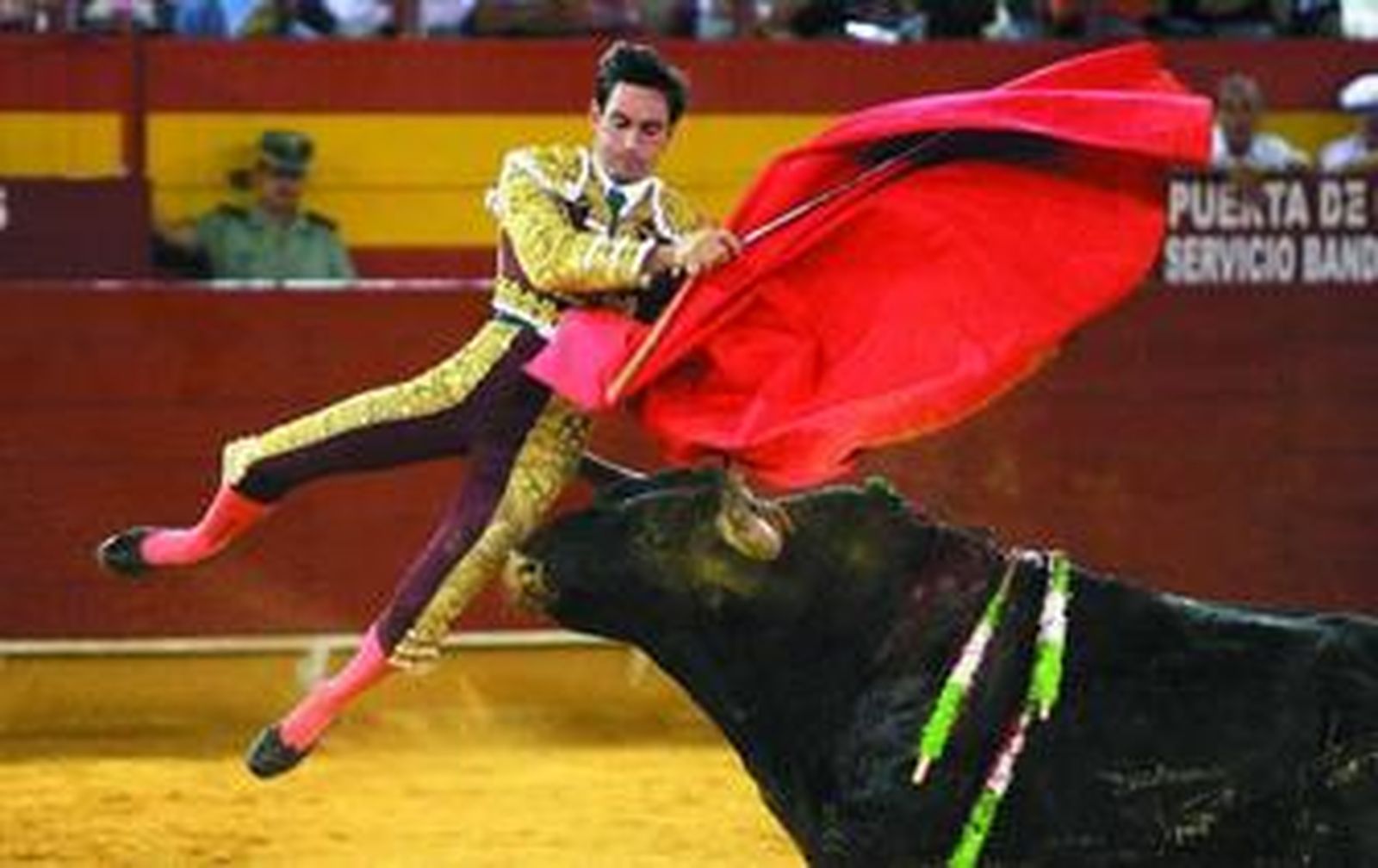 Momentos dramáticos de una de las cogidas sufridas por el almeriense Torres.