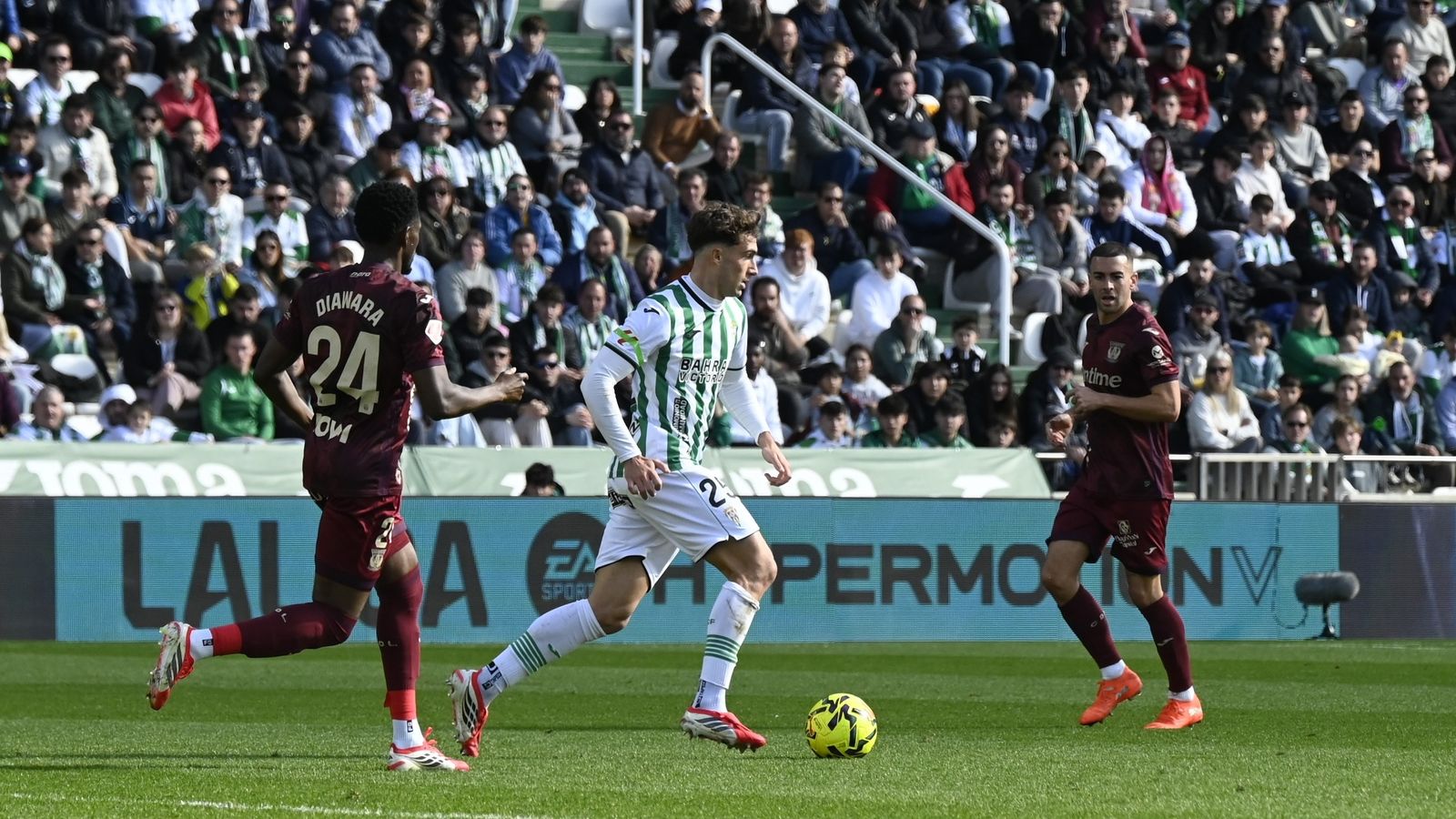 Mikel Goti conduce el balón en presencia de Diawara.