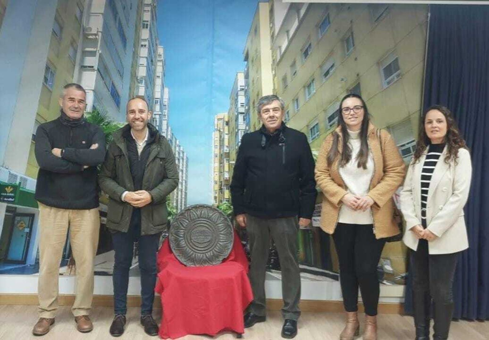 El alcalde de Grazalema y la alcaldesa de Benamahoma, en el acto de entrega del husillo a la asociación de vecinos de Segunda Aguada.