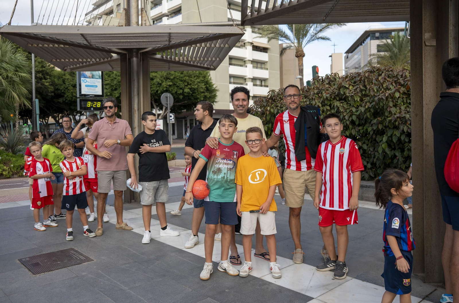 Los jugadores de la UDA Thalys y Andrés firman autógrafos