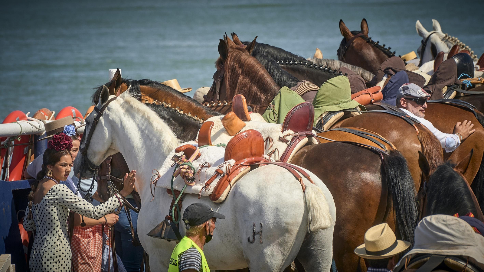 El embarque de las hermandes rocieras de Cádiz en Bajo de Guía