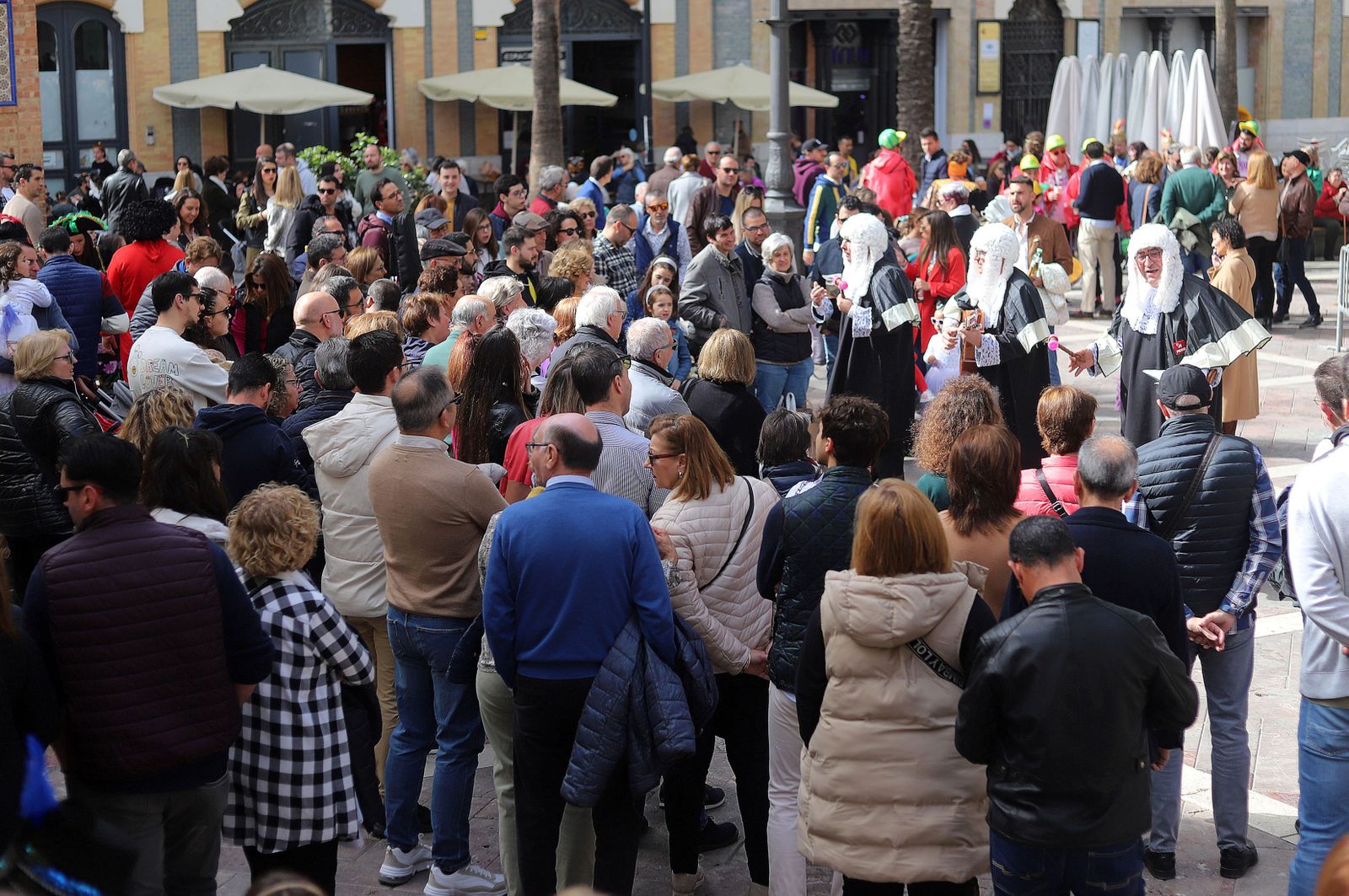 Imágenes del ambiente en la mañana de carnaval en Huelva