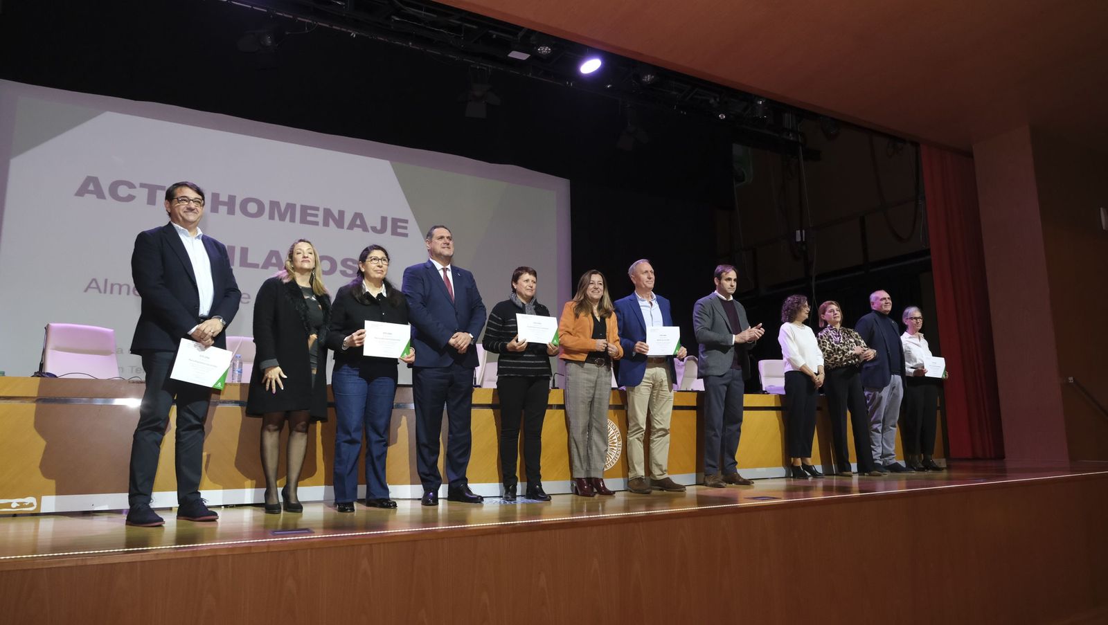 Los maestros docentes jubilados reciben su homenaje en la paraninfo de la UAL