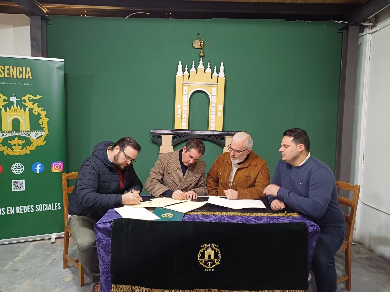 Un instante de la firma entre la Hermandad de la Sagrada Lanzada y la Banda de Cornetas y Tambores Esencia.