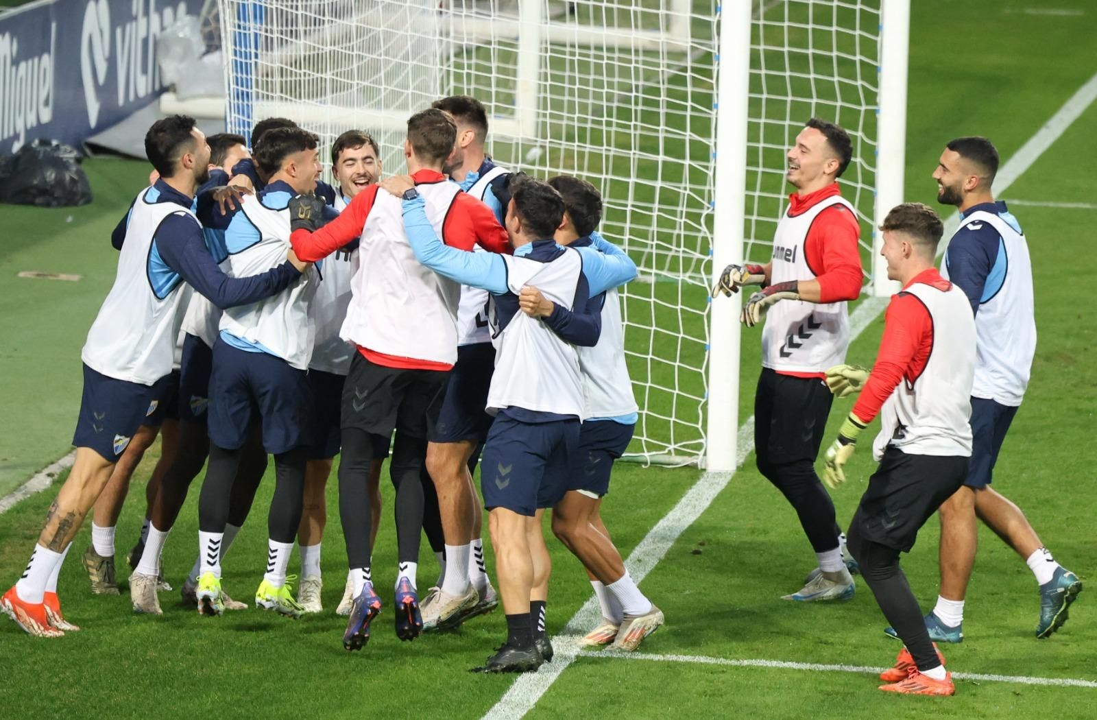 La plantilla se ejercita esta semana en La Rosaleda con alegría.