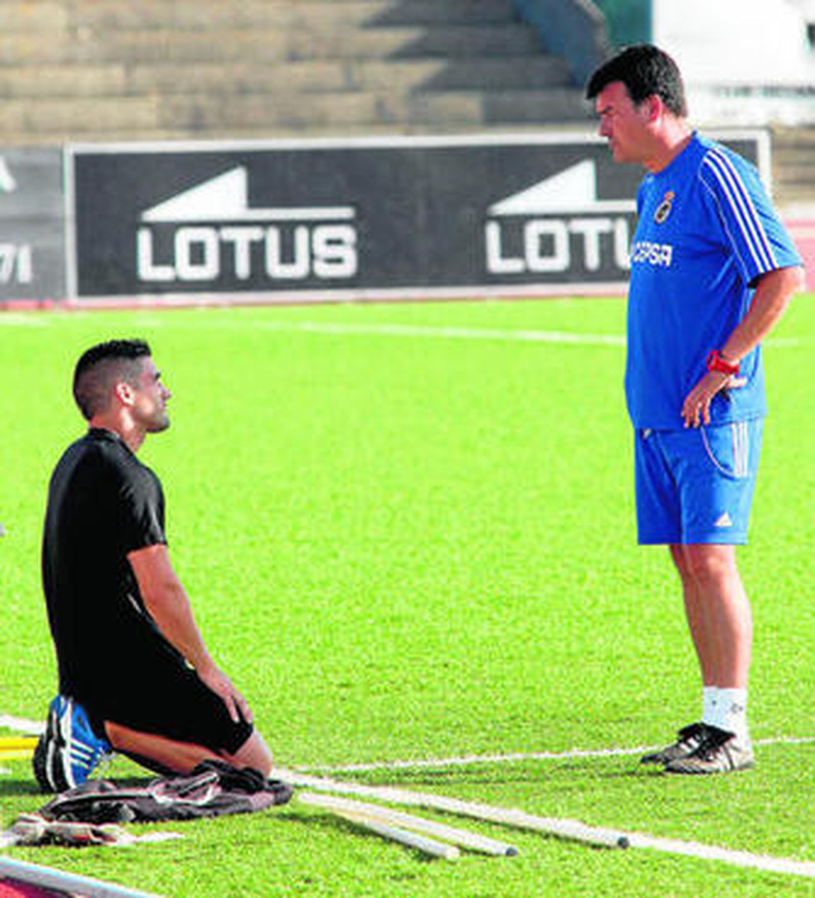 Francis realiza estiramientos ante la mirada de Escobar, ayer en el Municipal.