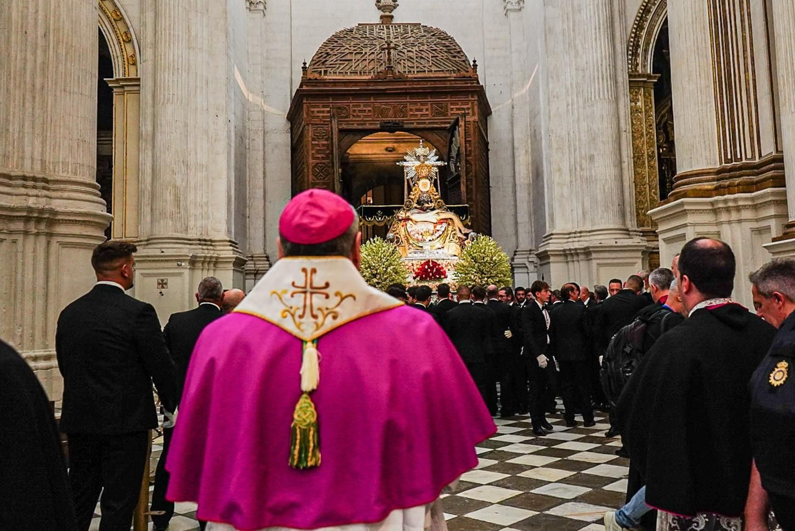 La procesión de la Virgen de las Angustias por Granada, en imágenes