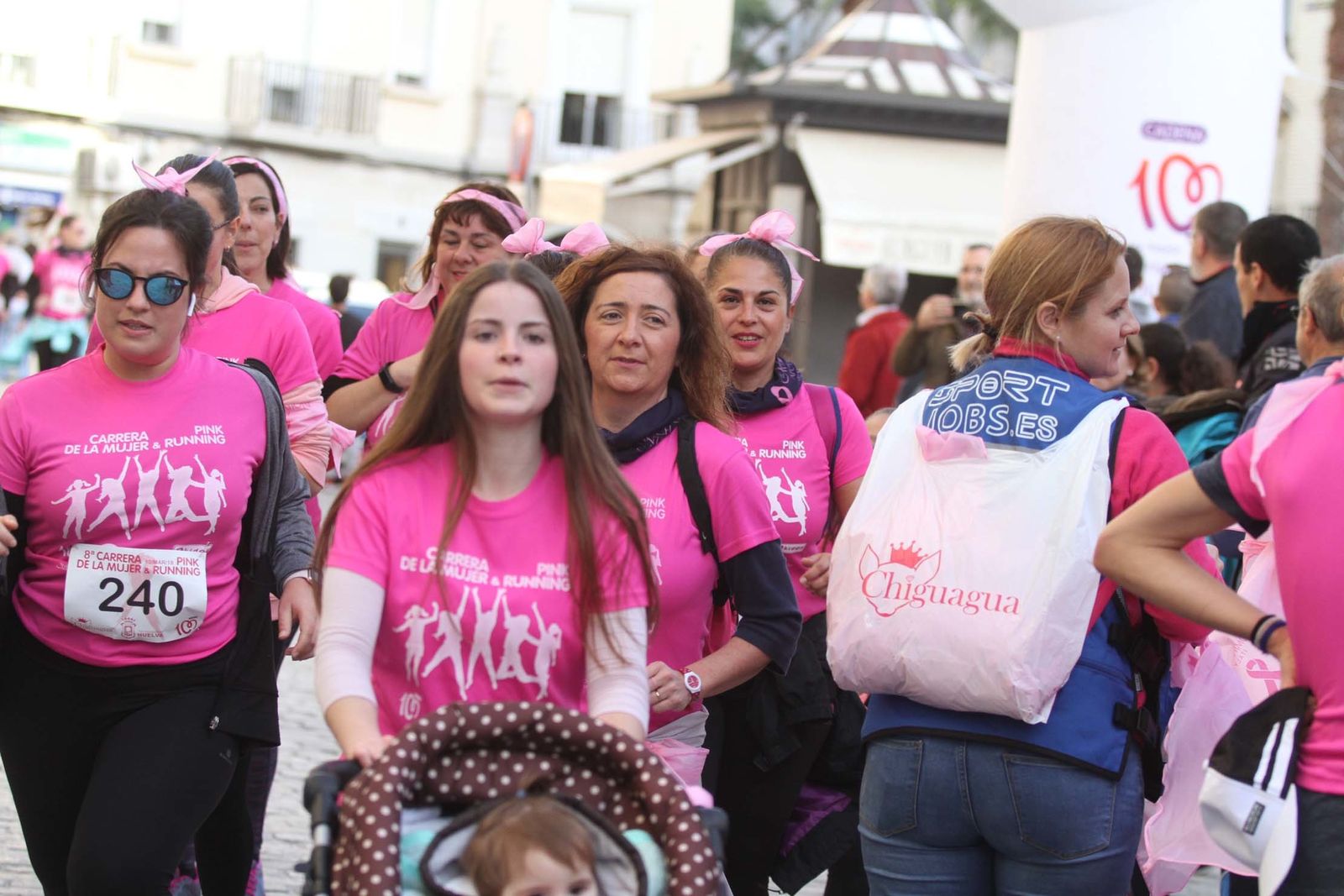 Imágenes de la Carrera contra el cáncer de mama de Huelva.