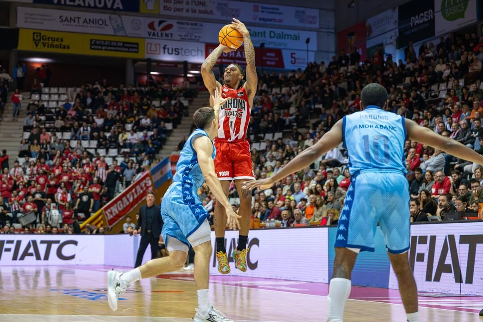 William Howard lanza a canasta en un partido con el Bàsquet Girona. William Howard lanza a canasta en un partido con el Bàsquet Girona.