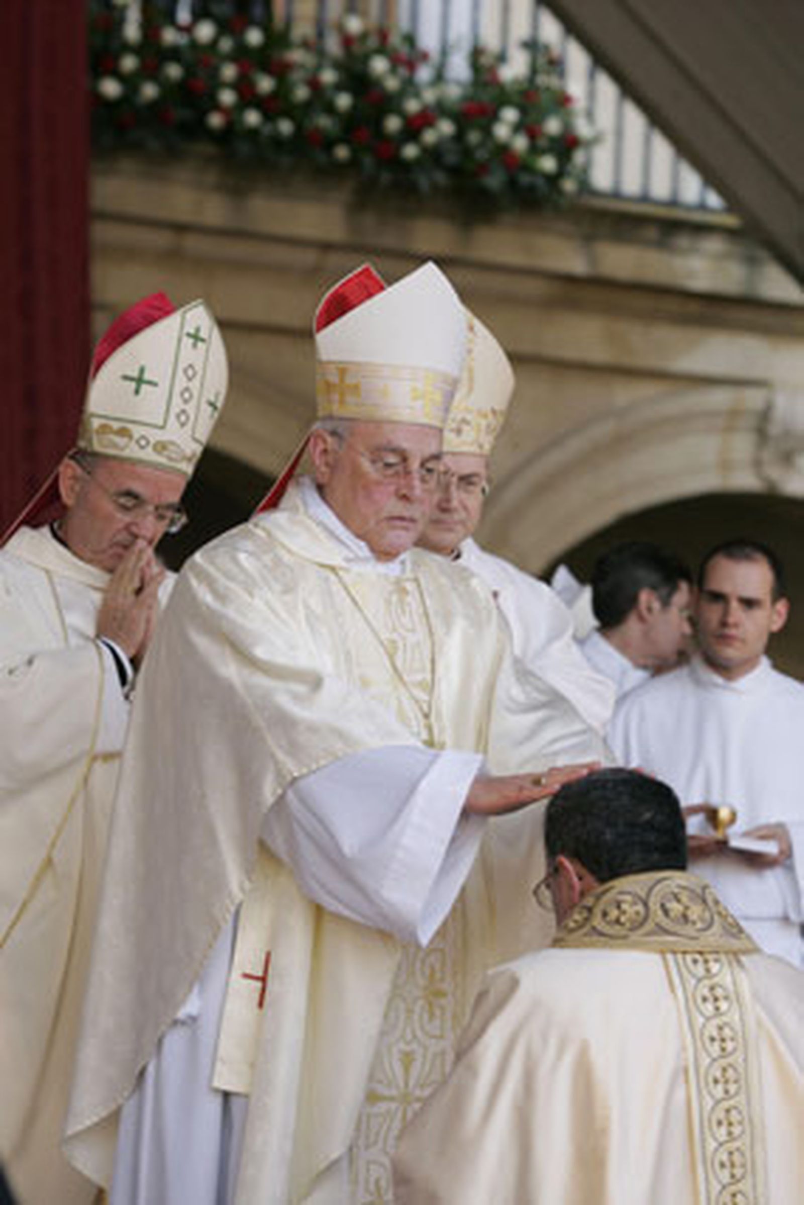 El cardenal Monseñor Amigo Vallejo coloca sus manos sobre la cabeza de Ginés García. 

Foto: Javier Alonso