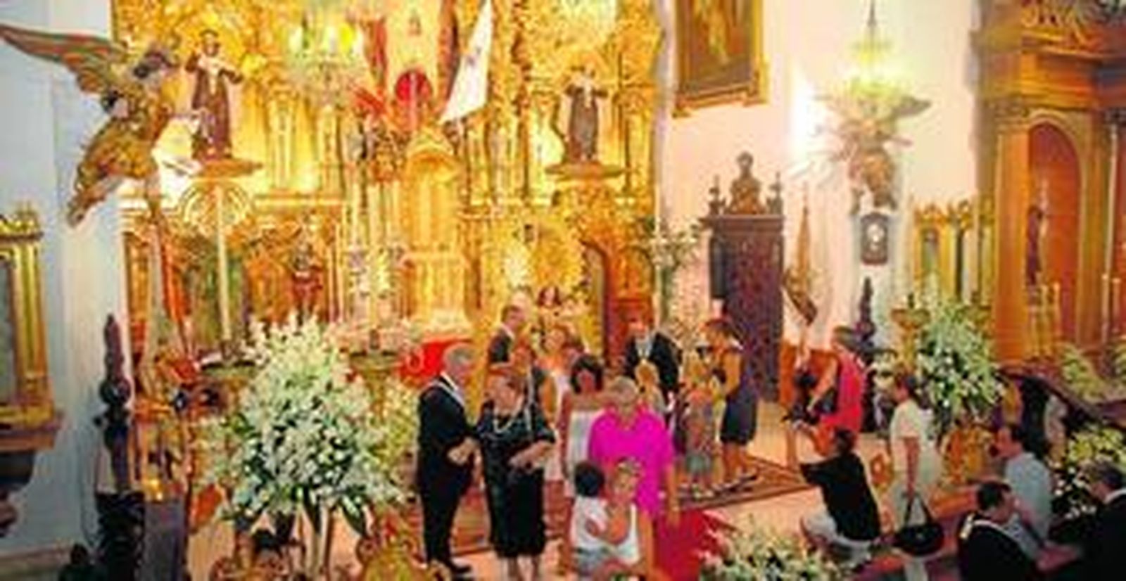 El tradicional besamanos a la Patrona, una de las escenas más características del 16 de julio en La Isla.