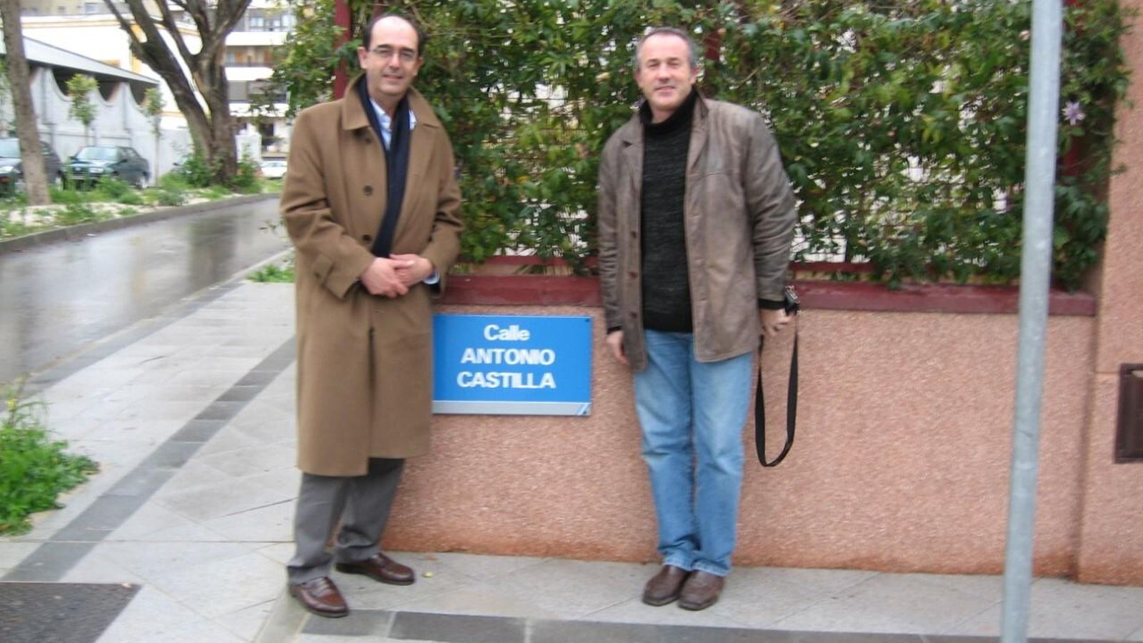 Francisaco Moyano y José Luis Jiménez en la calle que se le dedicó.
