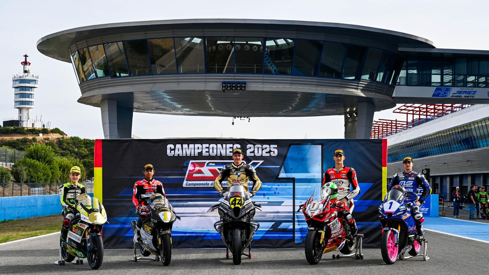 Los campeones de todas las categorías posan junto al ovni. Los campeones de todas las categorías posan junto al ovni.