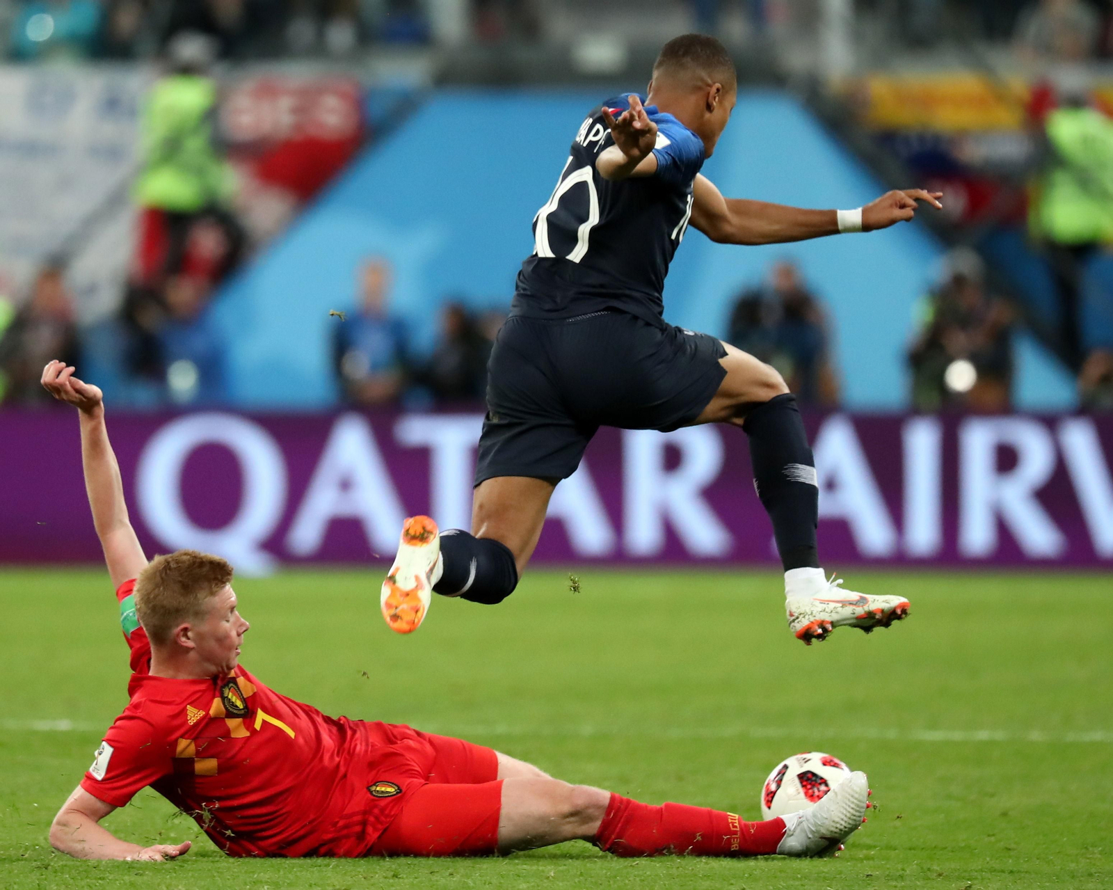 De Bruyne trata de arrebatar el balón a Kylian Mbappé en las semifinales del Mundial de Rusia en 2018. De Bruyne trata de arrebatar el balón a Kylian Mbappé en las semifinales del Mundial de Rusia en 2018.