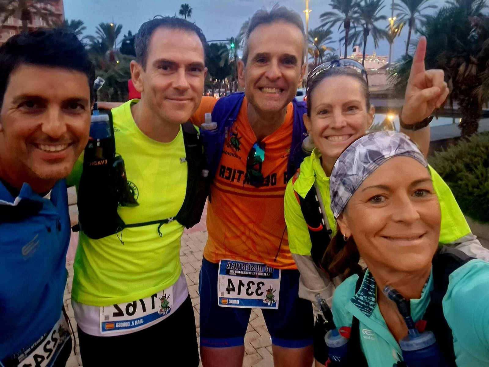 El Doctor Ríos, en el centro de la imagen, antes de tomar la salida de la Desértica 2023 junto a José y Juan Ángel a su izquierda y a Marimi y Mili a su derecha.