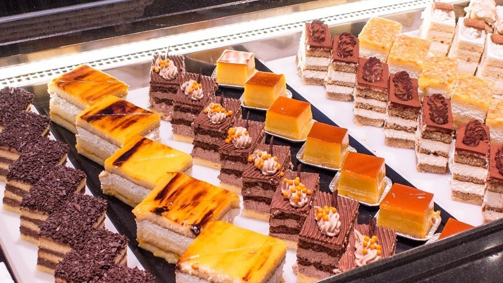 Del obrador de Pastelerías Roldán salen a diario bollería y pastelería fresca para endulzar la jornada a los cordobeses