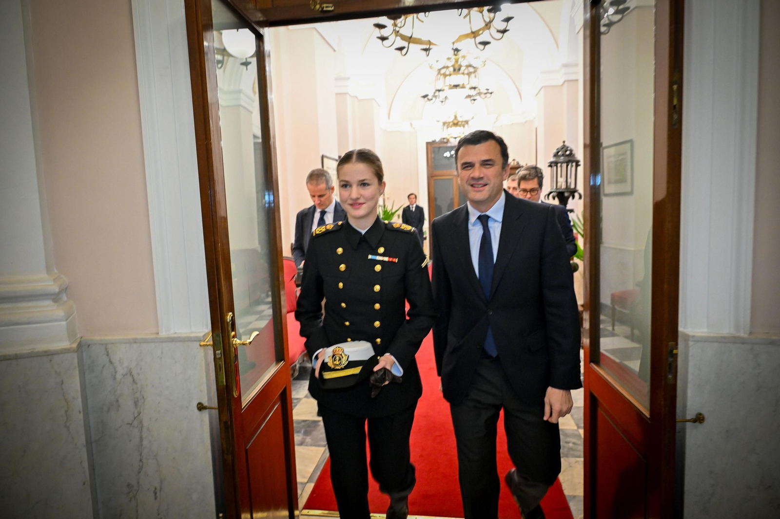 Las imágenes del recibimiento a los guardiamarinas del Elcano en el Ayuntamiento de Cádiz, con la Princesa Leonor