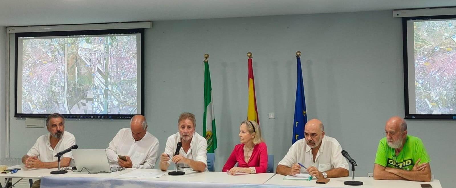 El portavoz de la Mesa Ciudadana por Tablada, Curro Oñate (en el centro con el micrófono), en el acto de este jueves.