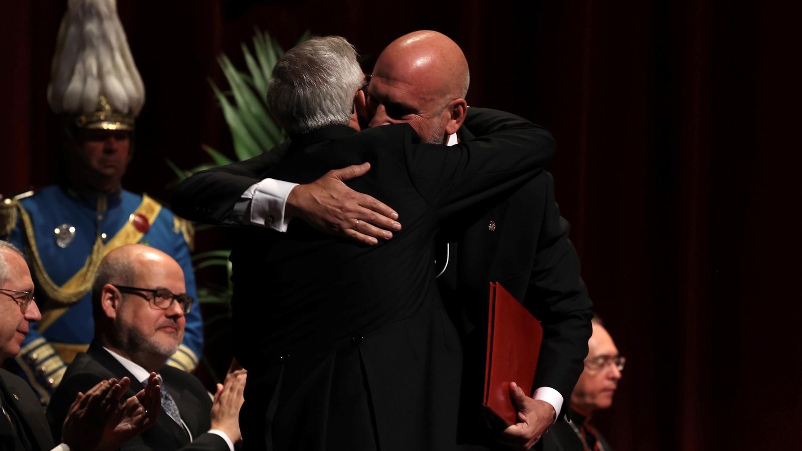 El delegado de Fiestas Mayores, Manuel Alés, abraza al pregonero.