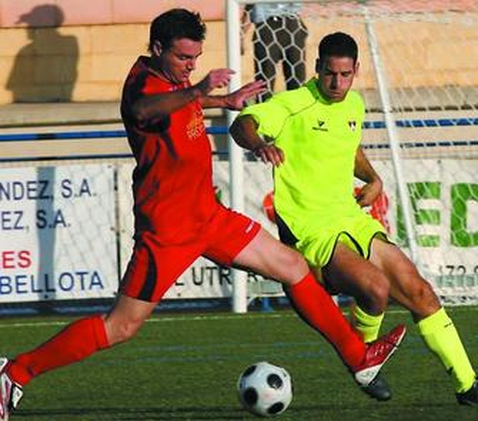 Las defensas de ambos conjuntos se adelantaron en todo momento a las delanteras.